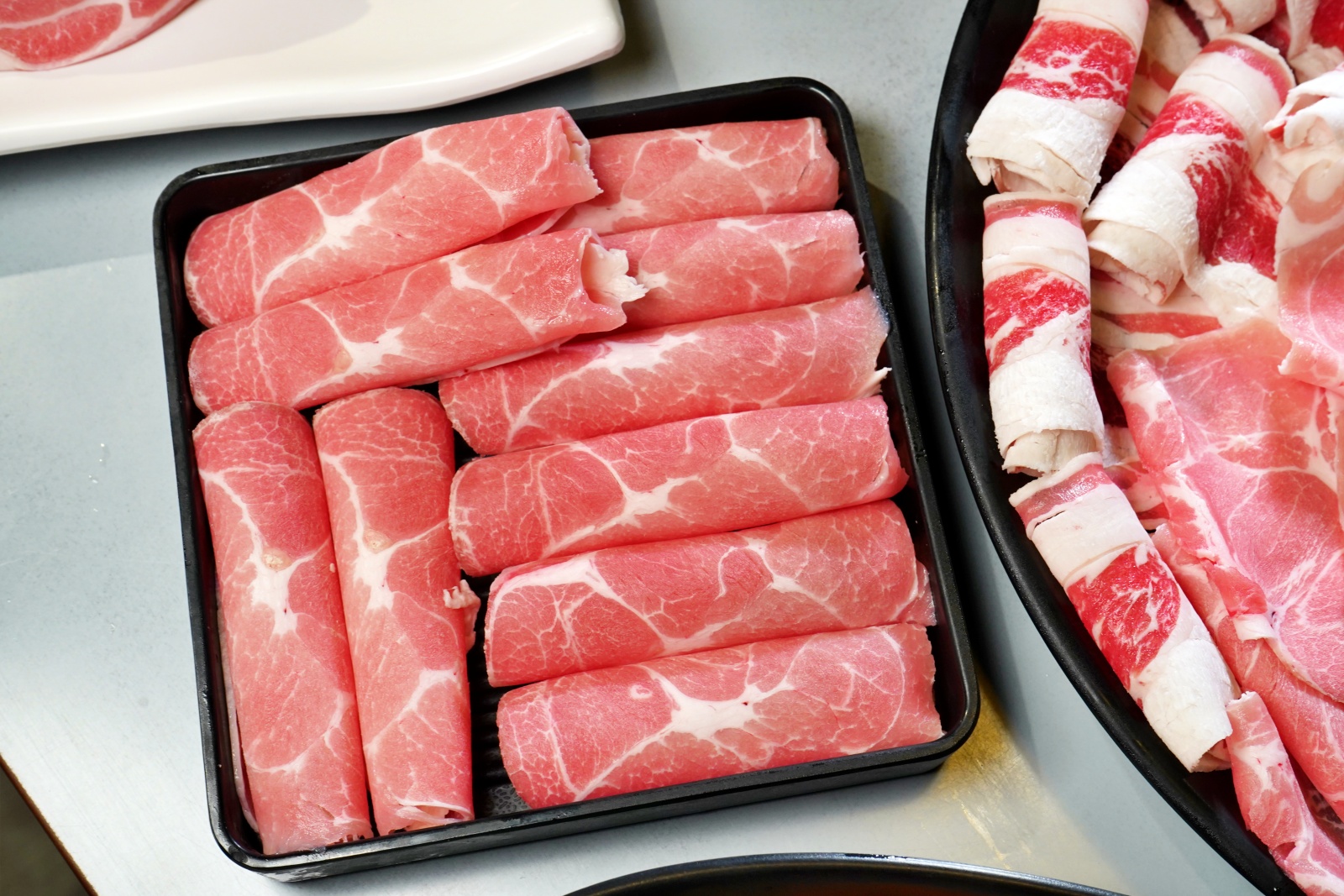 台中市豐原區竟然還紅到香港去！網路溫度計蟬聯4年冠軍「肉多多火鍋」，肉量澎派超過癮，70多種自助吧吃到飽竟然只要268元！