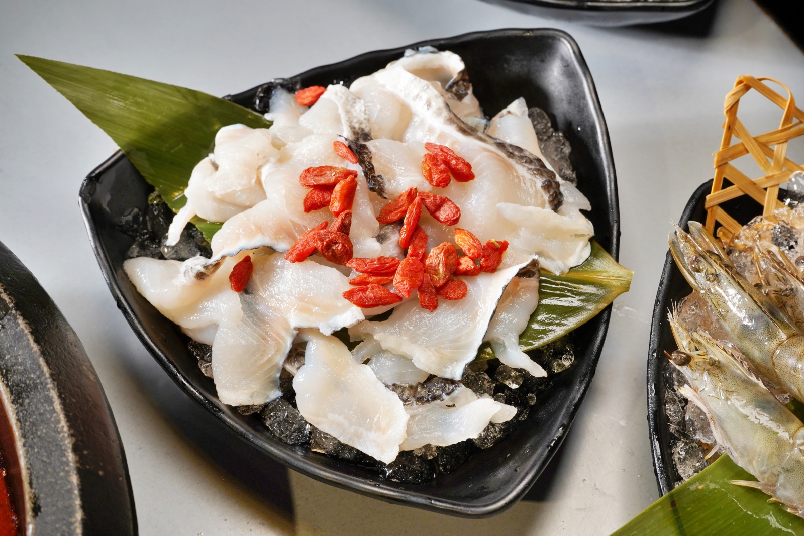 台中市豐原區竟然還紅到香港去！網路溫度計蟬聯4年冠軍「肉多多火鍋」，肉量澎派超過癮，70多種自助吧吃到飽竟然只要268元！