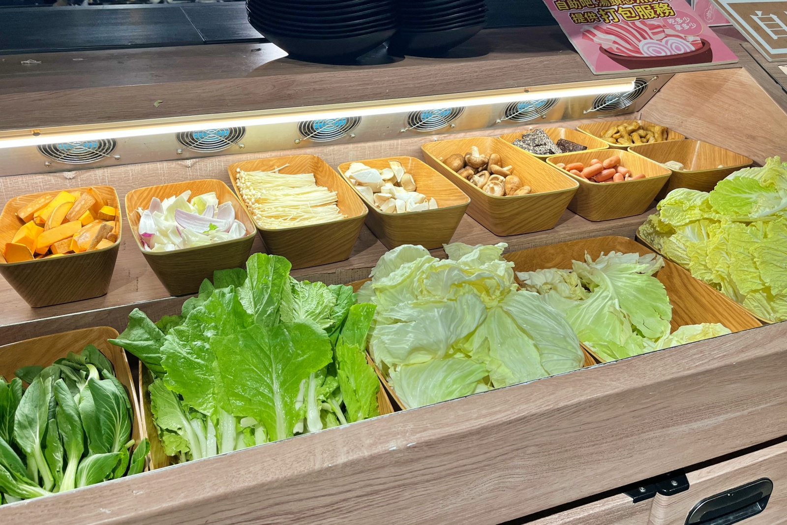 台中市豐原區竟然還紅到香港去！網路溫度計蟬聯4年冠軍「肉多多火鍋」，肉量澎派超過癮，70多種自助吧吃到飽竟然只要268元！