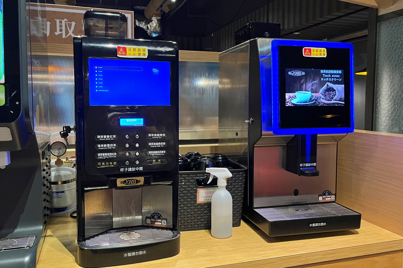 台中市豐原區竟然還紅到香港去！網路溫度計蟬聯4年冠軍「肉多多火鍋」，肉量澎派超過癮，70多種自助吧吃到飽竟然只要268元！