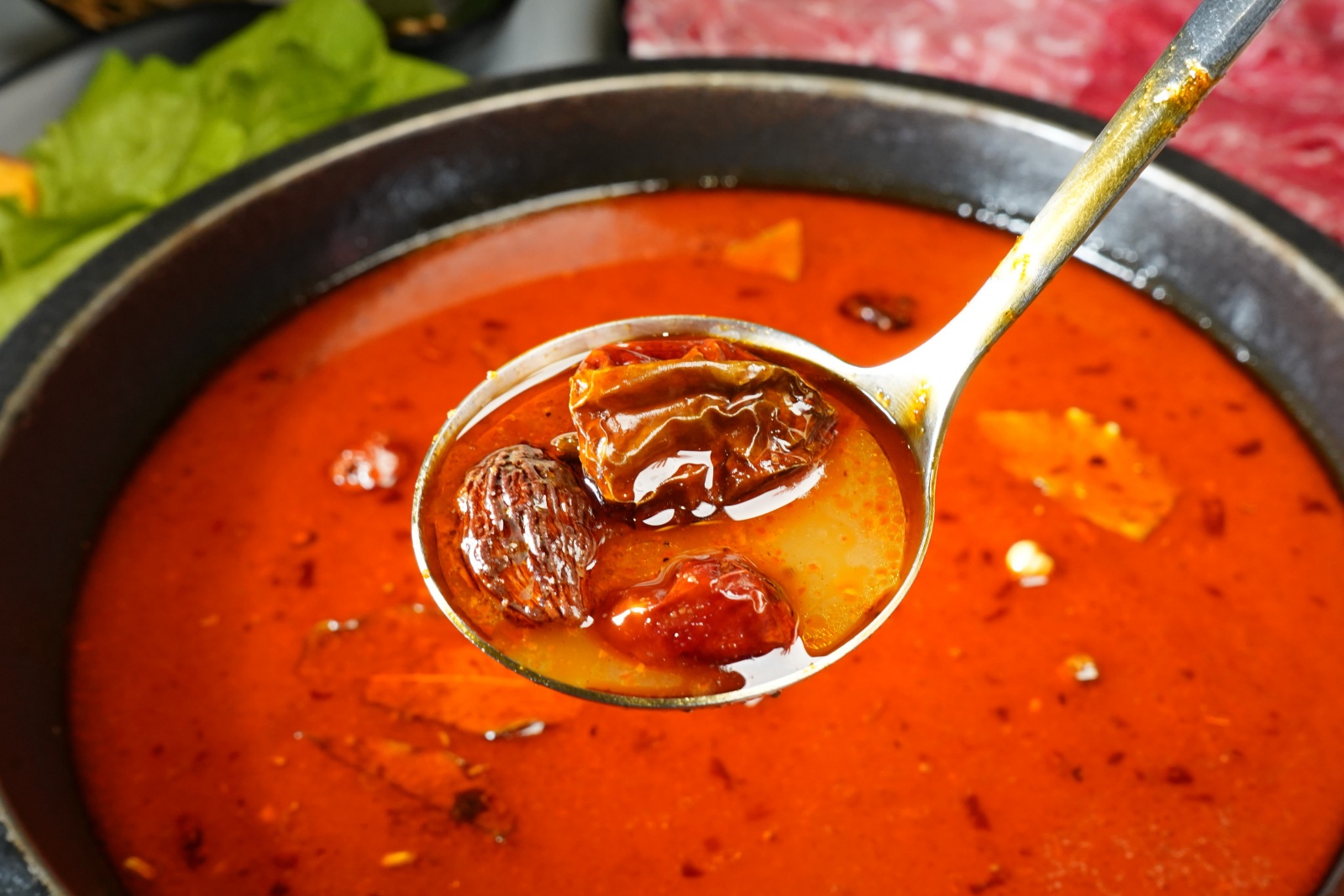 台中市豐原區竟然還紅到香港去！網路溫度計蟬聯4年冠軍「肉多多火鍋」，肉量澎派超過癮，70多種自助吧吃到飽竟然只要268元！