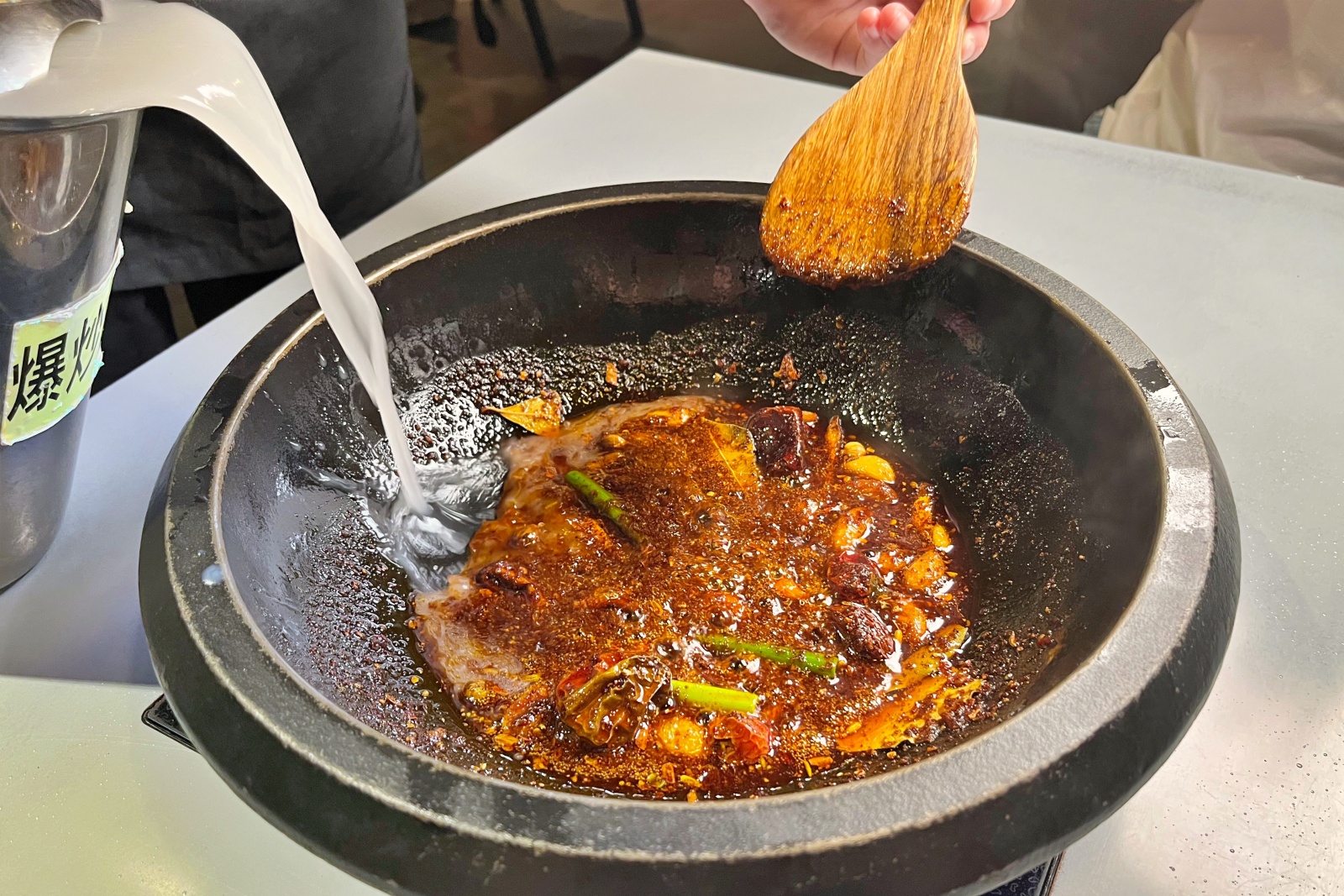 台中市豐原區竟然還紅到香港去！網路溫度計蟬聯4年冠軍「肉多多火鍋」，肉量澎派超過癮，70多種自助吧吃到飽竟然只要268元！