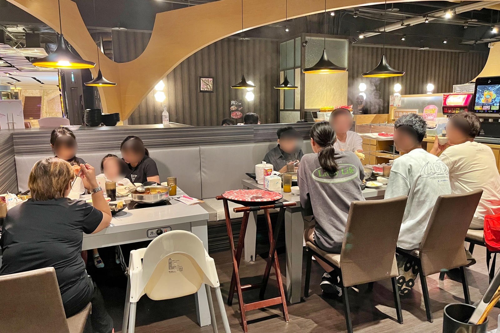 台中市豐原區竟然還紅到香港去！網路溫度計蟬聯4年冠軍「肉多多火鍋」，肉量澎派超過癮，70多種自助吧吃到飽竟然只要268元！