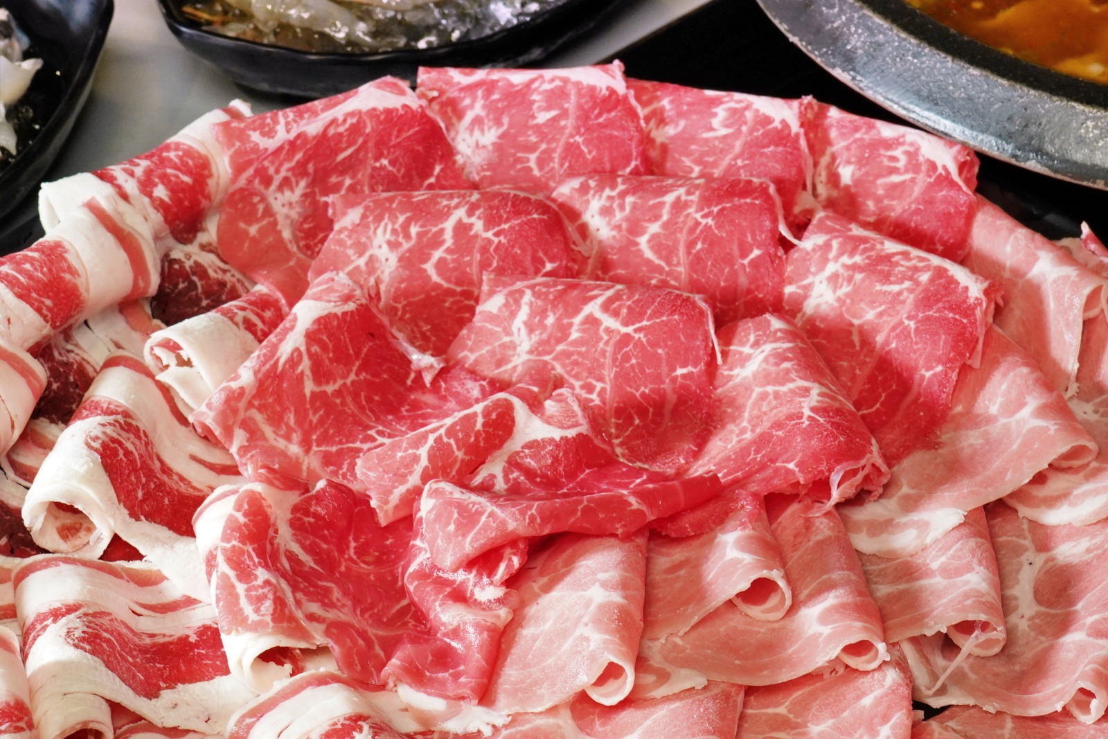 台中市豐原區竟然還紅到香港去！網路溫度計蟬聯4年冠軍「肉多多火鍋」，肉量澎派超過癮，70多種自助吧吃到飽竟然只要268元！