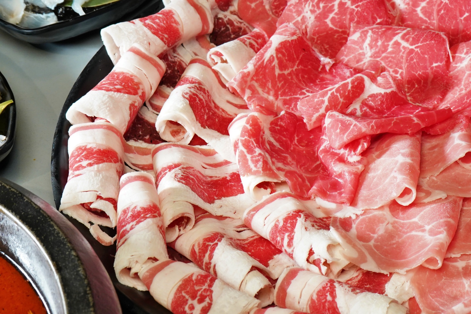 台中市豐原區竟然還紅到香港去！網路溫度計蟬聯4年冠軍「肉多多火鍋」，肉量澎派超過癮，70多種自助吧吃到飽竟然只要268元！