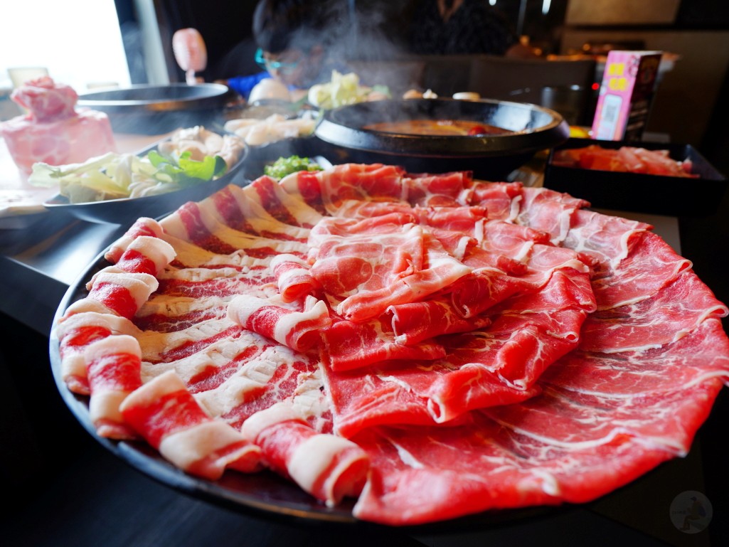 台中市豐原區肉多多火鍋台中豐原太平洋店｜美牛豬大聯萌25oz超大肉盤，爆炒川府麻辣湯香氣四溢，降肉!降肉!【豐原地區火鍋推薦】