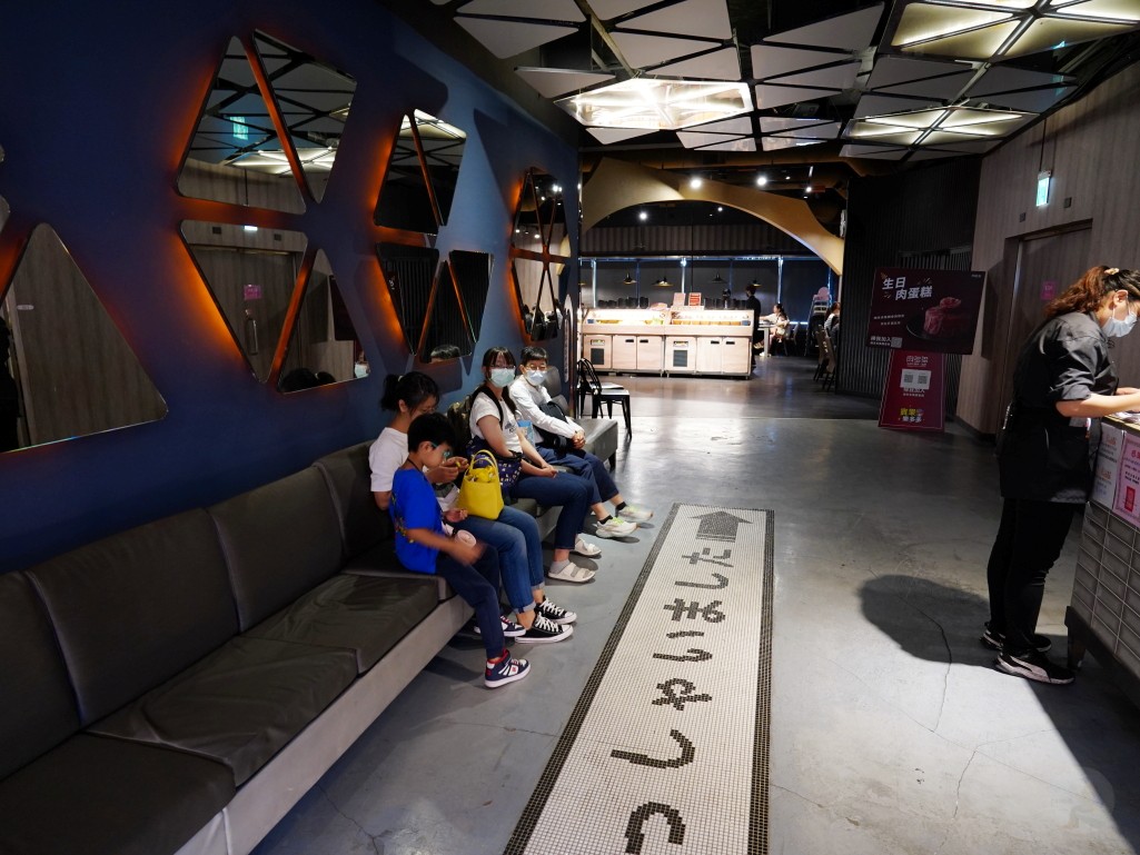 台中市豐原區肉多多火鍋台中豐原太平洋店｜美牛豬大聯萌25oz超大肉盤，爆炒川府麻辣湯香氣四溢，降肉!降肉!【豐原地區火鍋推薦】