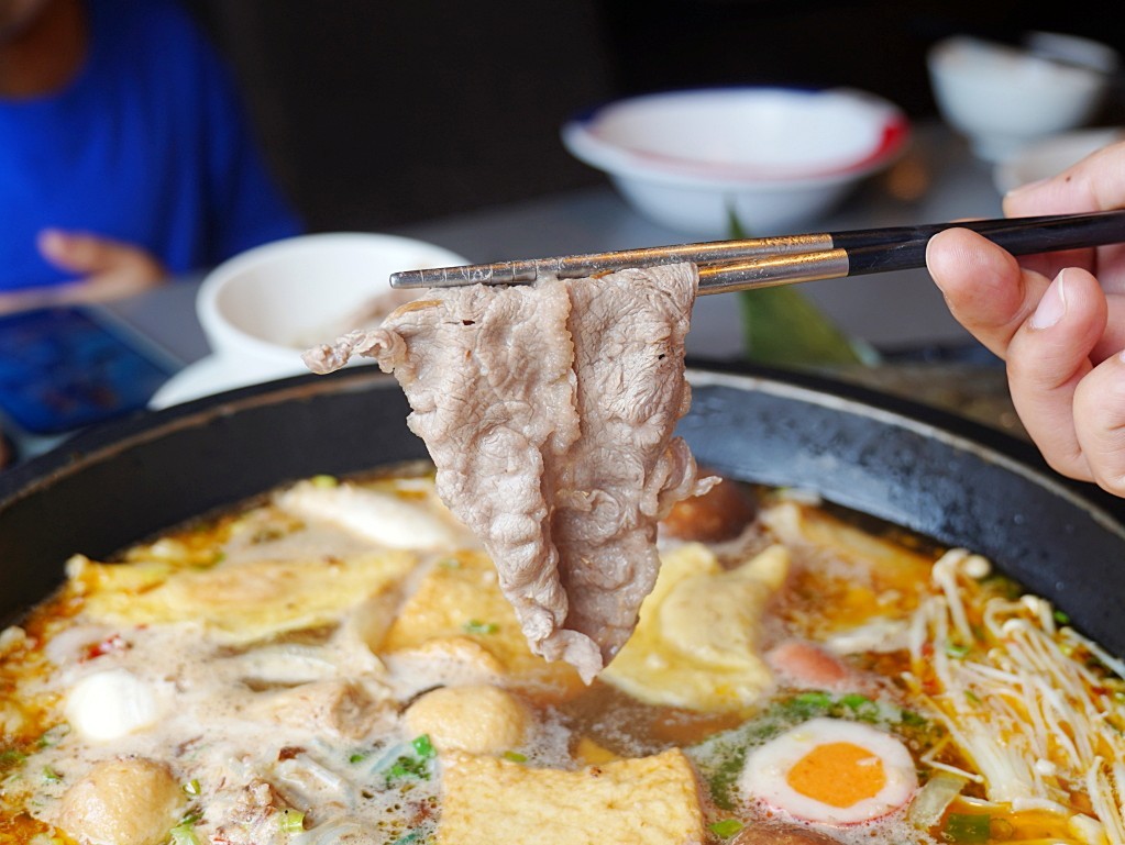 台中市豐原區肉多多火鍋台中豐原太平洋店｜美牛豬大聯萌25oz超大肉盤，爆炒川府麻辣湯香氣四溢，降肉!降肉!【豐原地區火鍋推薦】