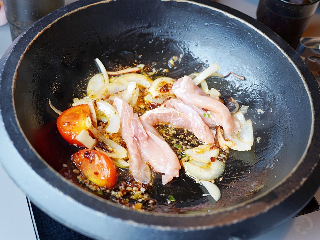 台中市豐原區肉多多火鍋台中豐原太平洋店｜美牛豬大聯萌25oz超大肉盤，爆炒川府麻辣湯香氣四溢，降肉!降肉!【豐原地區火鍋推薦】