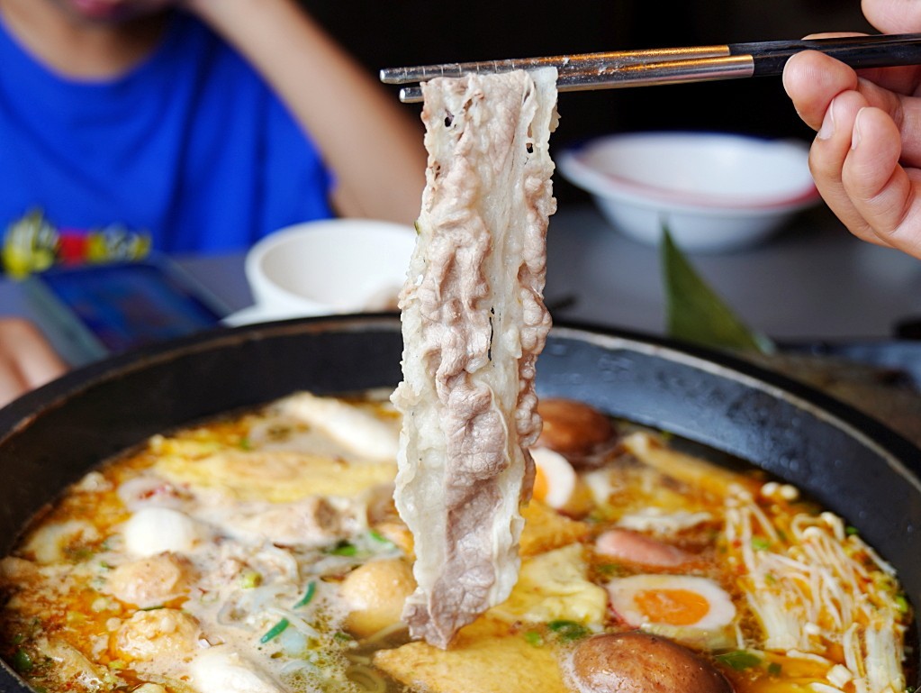 台中市豐原區肉多多火鍋台中豐原太平洋店｜美牛豬大聯萌25oz超大肉盤，爆炒川府麻辣湯香氣四溢，降肉!降肉!【豐原地區火鍋推薦】