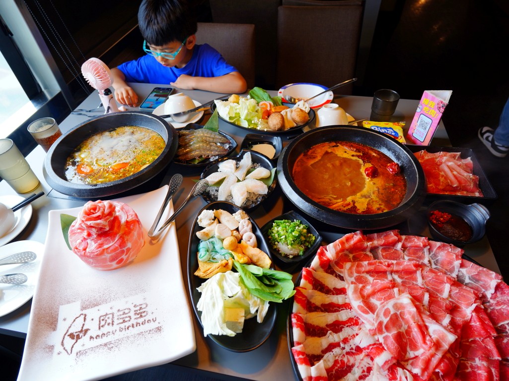 台中市豐原區肉多多火鍋台中豐原太平洋店｜美牛豬大聯萌25oz超大肉盤，爆炒川府麻辣湯香氣四溢，降肉!降肉!【豐原地區火鍋推薦】
