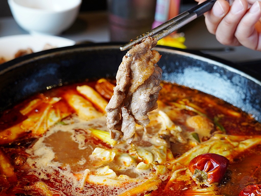 台中市豐原區肉多多火鍋台中豐原太平洋店｜美牛豬大聯萌25oz超大肉盤，爆炒川府麻辣湯香氣四溢，降肉!降肉!【豐原地區火鍋推薦】