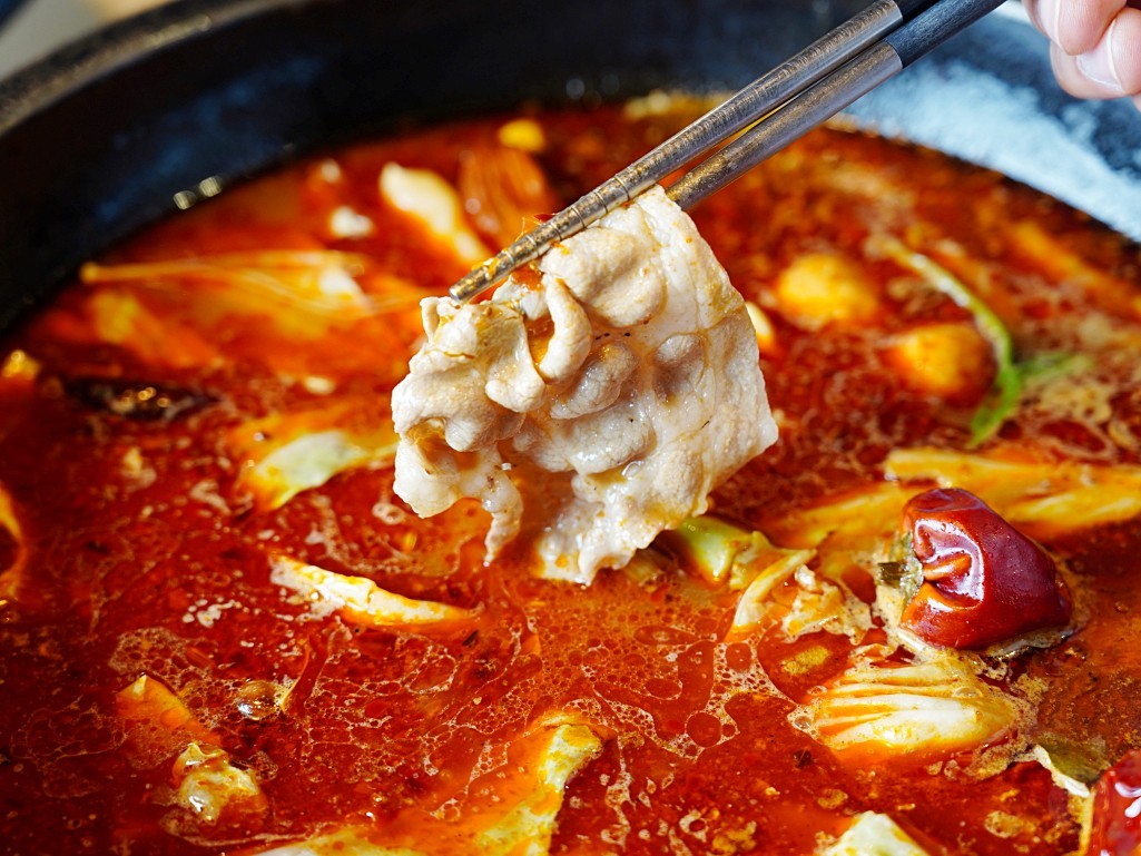 台中市豐原區肉多多火鍋台中豐原太平洋店｜美牛豬大聯萌25oz超大肉盤，爆炒川府麻辣湯香氣四溢，降肉!降肉!【豐原地區火鍋推薦】