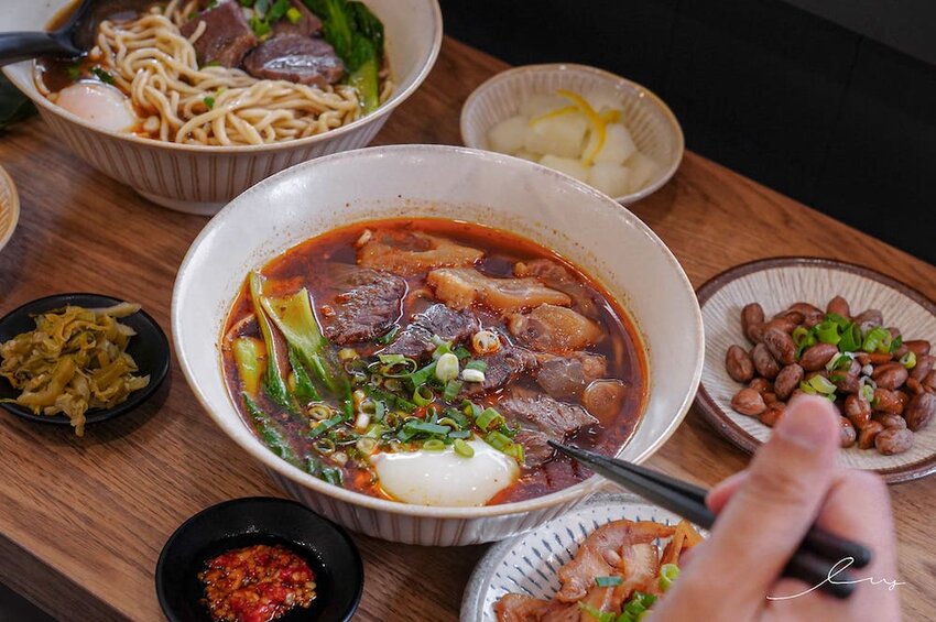 牛肉麵+溫泉蛋超有戲!傳承新竹老店好手藝,紅燒、川味麻香湯頭都好喝!-艾薇覓食趣