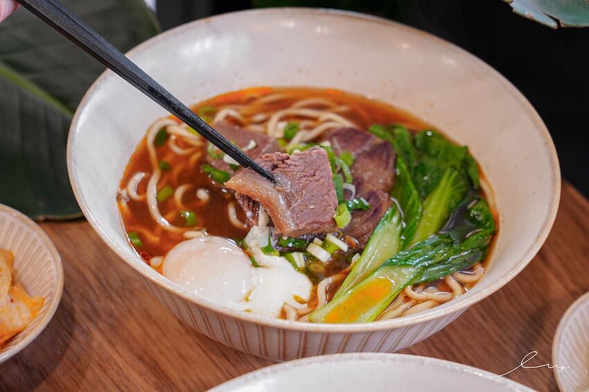 牛肉麵+溫泉蛋超有戲!傳承新竹老店好手藝,紅燒、川味麻香湯頭都好喝!-艾薇覓食趣