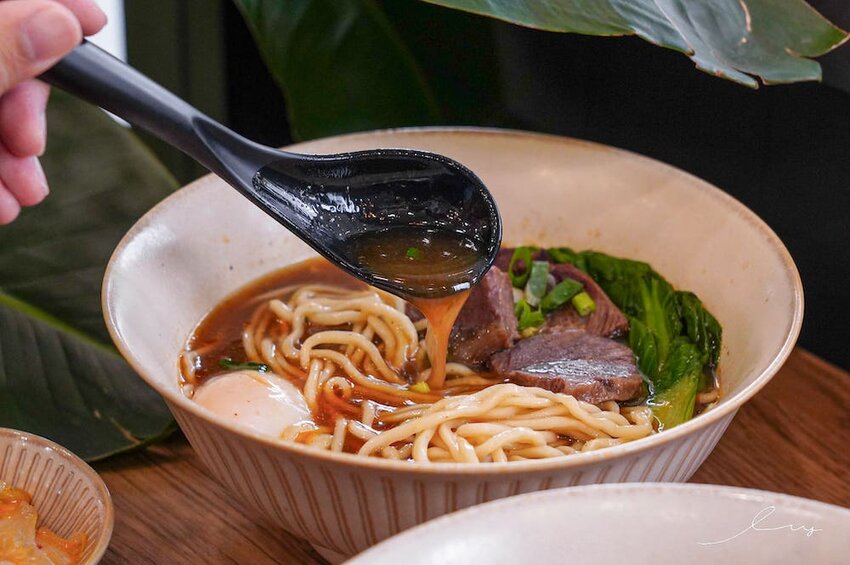 牛肉麵+溫泉蛋超有戲!傳承新竹老店好手藝,紅燒、川味麻香湯頭都好喝!-艾薇覓食趣