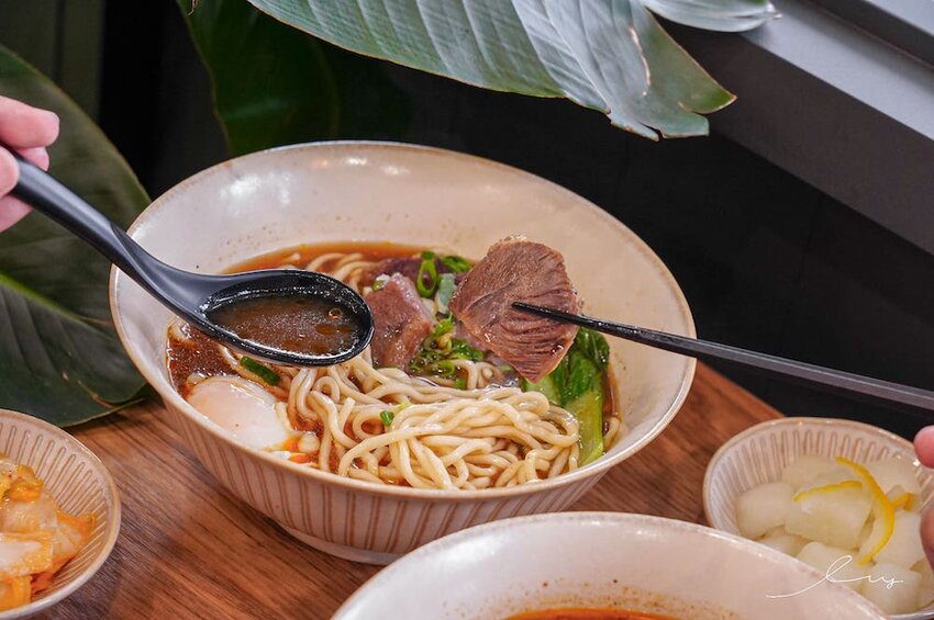 牛肉麵+溫泉蛋超有戲!傳承新竹老店好手藝,紅燒、川味麻香湯頭都好喝!-艾薇覓食趣