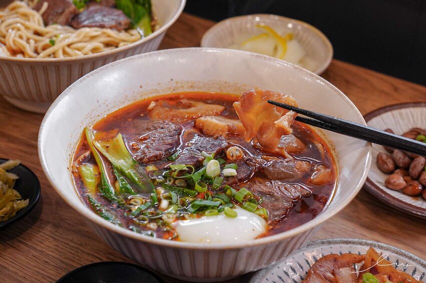 牛肉麵+溫泉蛋超有戲!傳承新竹老店好手藝,紅燒、川味麻香湯頭都好喝!-艾薇覓食趣