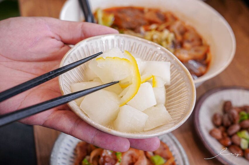 牛肉麵+溫泉蛋超有戲!傳承新竹老店好手藝,紅燒、川味麻香湯頭都好喝!-艾薇覓食趣