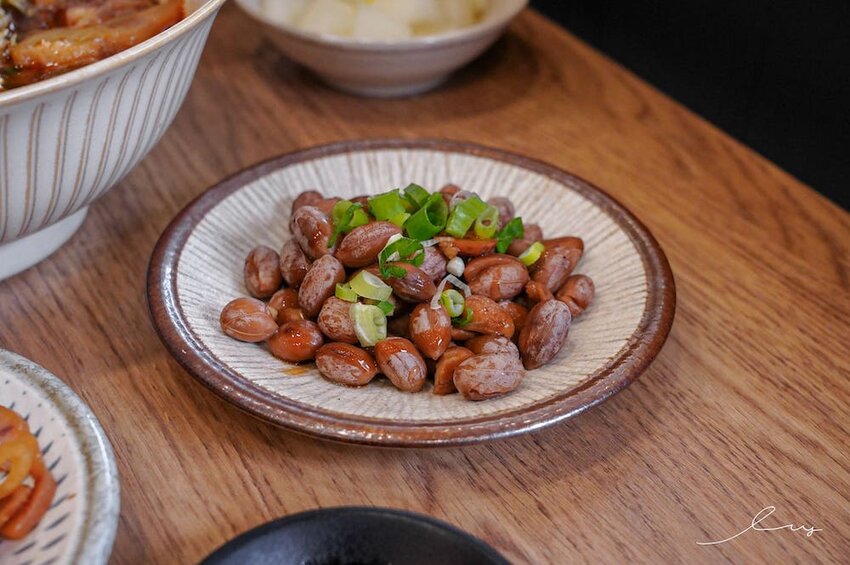 牛肉麵+溫泉蛋超有戲!傳承新竹老店好手藝,紅燒、川味麻香湯頭都好喝!-艾薇覓食趣