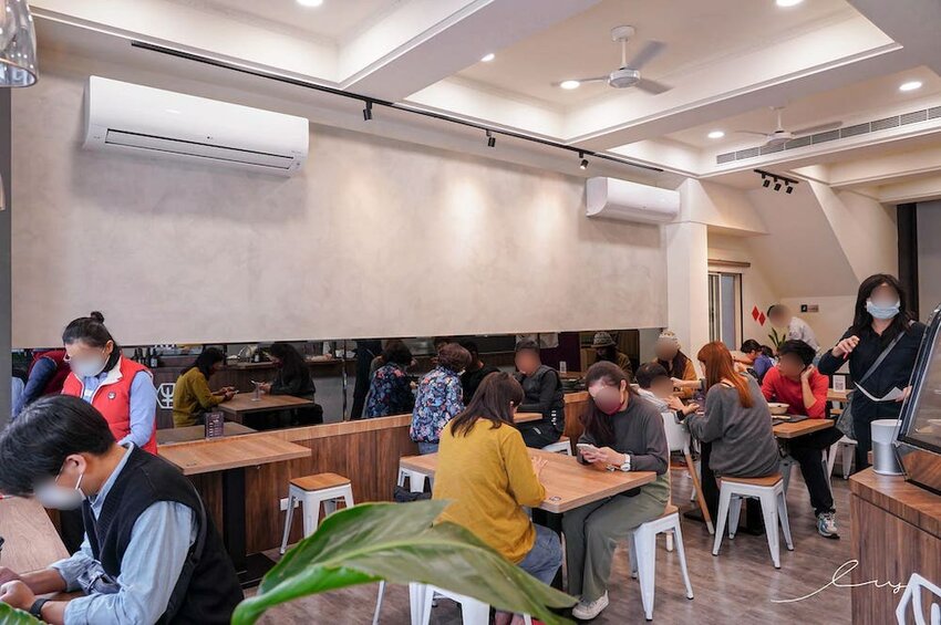 牛肉麵+溫泉蛋超有戲!傳承新竹老店好手藝,紅燒、川味麻香湯頭都好喝!-艾薇覓食趣