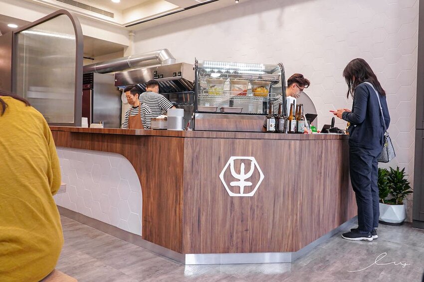 牛肉麵+溫泉蛋超有戲!傳承新竹老店好手藝,紅燒、川味麻香湯頭都好喝!-艾薇覓食趣