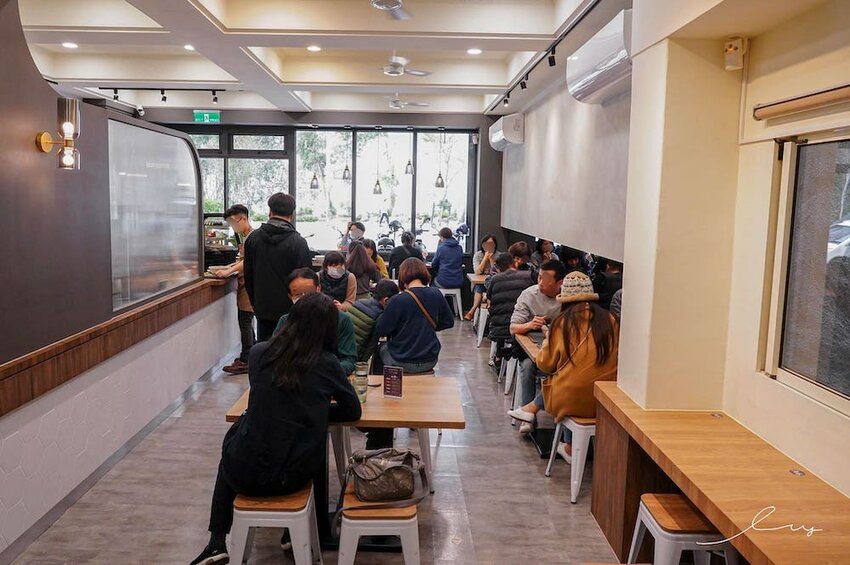 牛肉麵+溫泉蛋超有戲!傳承新竹老店好手藝,紅燒、川味麻香湯頭都好喝!-艾薇覓食趣