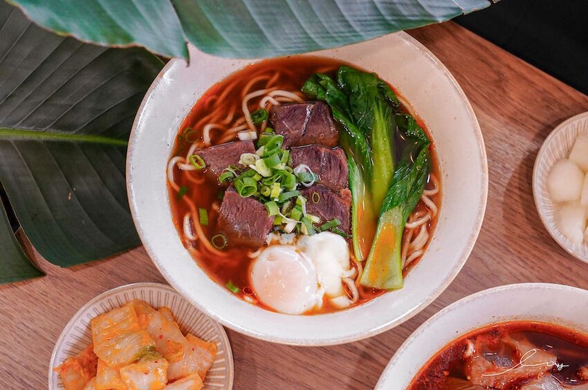 牛肉麵+溫泉蛋超有戲!傳承新竹老店好手藝,紅燒、川味麻香湯頭都好喝!-艾薇覓食趣