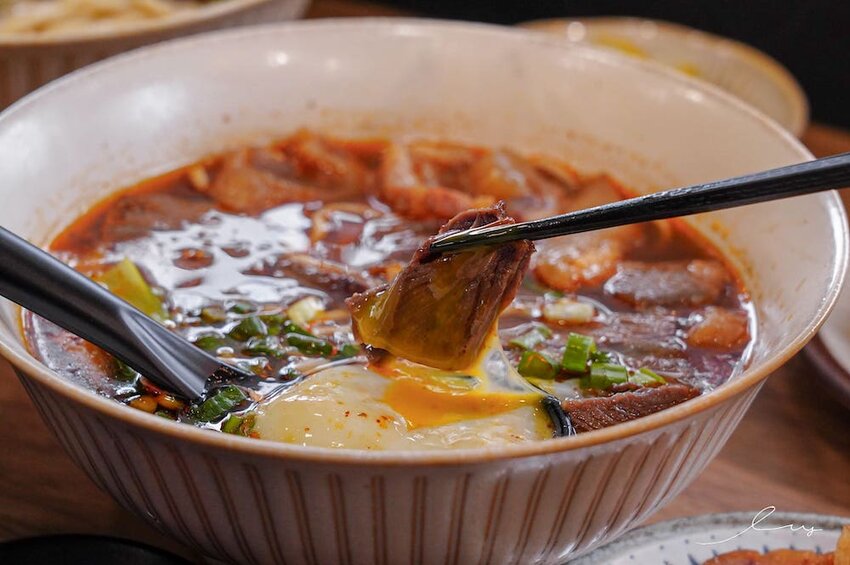 牛肉麵+溫泉蛋超有戲!傳承新竹老店好手藝,紅燒、川味麻香湯頭都好喝!-艾薇覓食趣