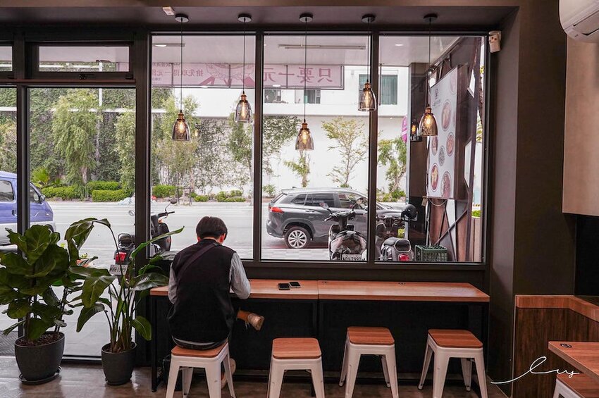 牛肉麵+溫泉蛋超有戲!傳承新竹老店好手藝,紅燒、川味麻香湯頭都好喝!-艾薇覓食趣