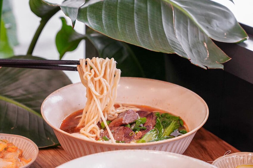 牛肉麵+溫泉蛋超有戲!傳承新竹老店好手藝,紅燒、川味麻香湯頭都好喝!-艾薇覓食趣