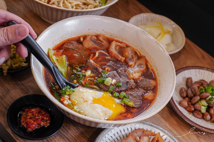 牛肉麵+溫泉蛋超有戲!傳承新竹老店好手藝,紅燒、川味麻香湯頭都好喝!-艾薇覓食趣