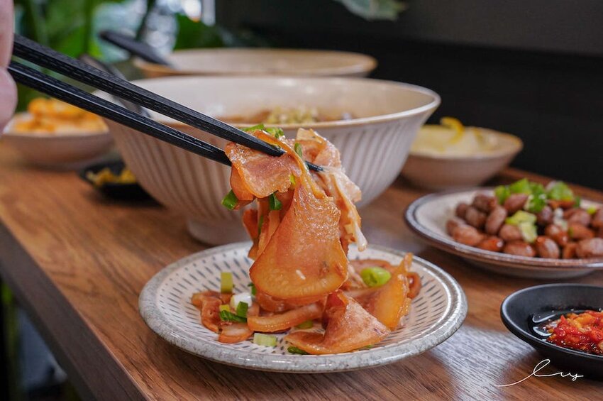 牛肉麵+溫泉蛋超有戲!傳承新竹老店好手藝,紅燒、川味麻香湯頭都好喝!-艾薇覓食趣