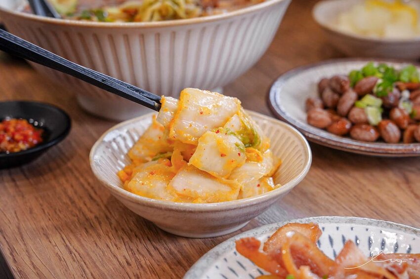 牛肉麵+溫泉蛋超有戲!傳承新竹老店好手藝,紅燒、川味麻香湯頭都好喝!-艾薇覓食趣