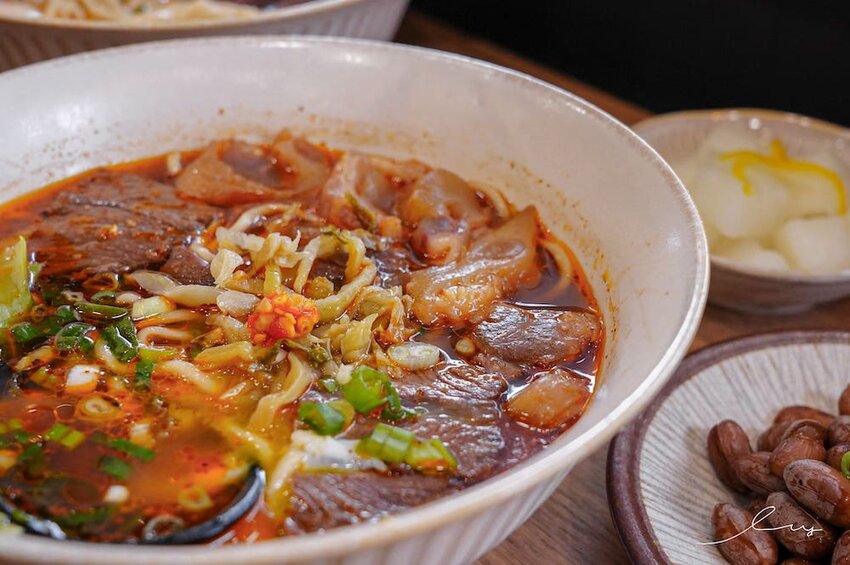牛肉麵+溫泉蛋超有戲!傳承新竹老店好手藝,紅燒、川味麻香湯頭都好喝!-艾薇覓食趣