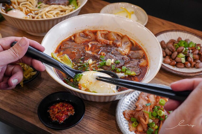 牛肉麵+溫泉蛋超有戲!傳承新竹老店好手藝,紅燒、川味麻香湯頭都好喝!-艾薇覓食趣
