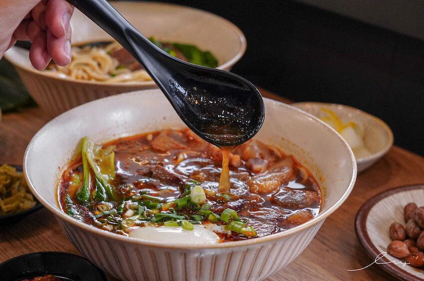 牛肉麵+溫泉蛋超有戲!傳承新竹老店好手藝,紅燒、川味麻香湯頭都好喝!-艾薇覓食趣