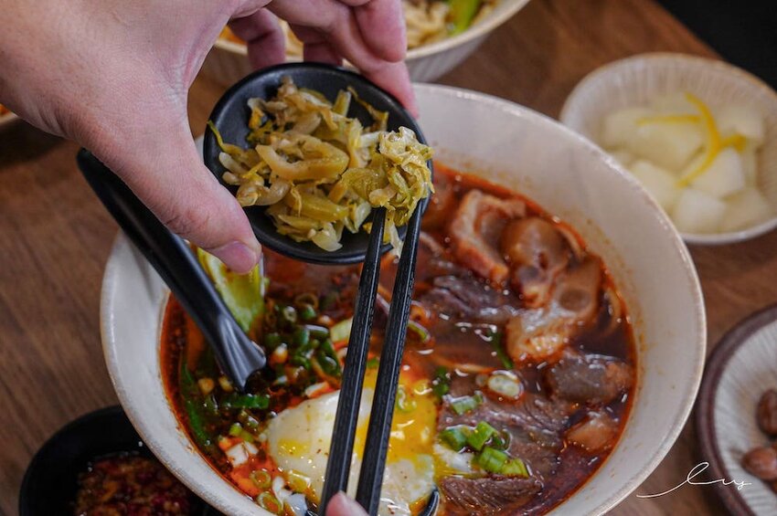牛肉麵+溫泉蛋超有戲!傳承新竹老店好手藝,紅燒、川味麻香湯頭都好喝!-艾薇覓食趣