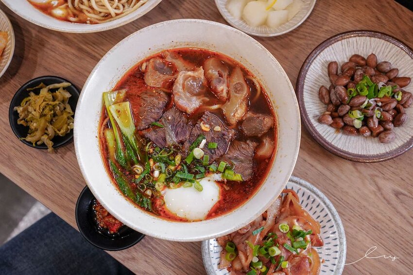 牛肉麵+溫泉蛋超有戲!傳承新竹老店好手藝,紅燒、川味麻香湯頭都好喝!-艾薇覓食趣