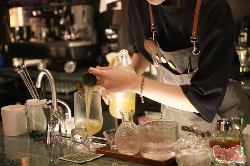 【高雄酒吧】南喃至嶼 nan nan！隱身在巷弄內的人氣酒吧，少見的泰奶調酒也太好喝了吧~ - 熱血玩台南。跳躍新世界