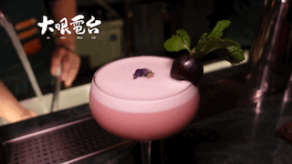 高雄特色酒吧推薦！「南喃至嶼 Nan Nan island」金綠色南洋風格，高雄捷運美麗島站 調酒風味驚艷！酒吧、下午茶、甜點、輕食皆有提供！ - 大眼電台 DaYan talk