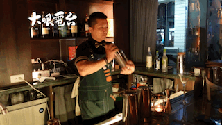 高雄特色酒吧推薦！「南喃至嶼 Nan Nan island」金綠色南洋風格，高雄捷運美麗島站 調酒風味驚艷！酒吧、下午茶、甜點、輕食皆有提供！ - 大眼電台 DaYan talk