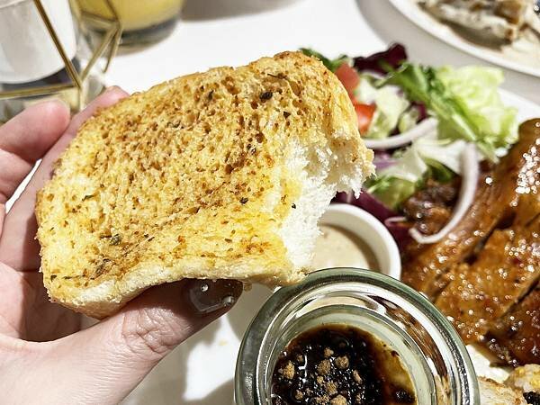 林口中山│職藝咖啡中山門市:安靜舒適的不限時質感咖啡店,看書辦公吃輕食│珍珠奶茶鬆餅、手做飯糰、百香果可爾必思氣泡飲【附菜單】