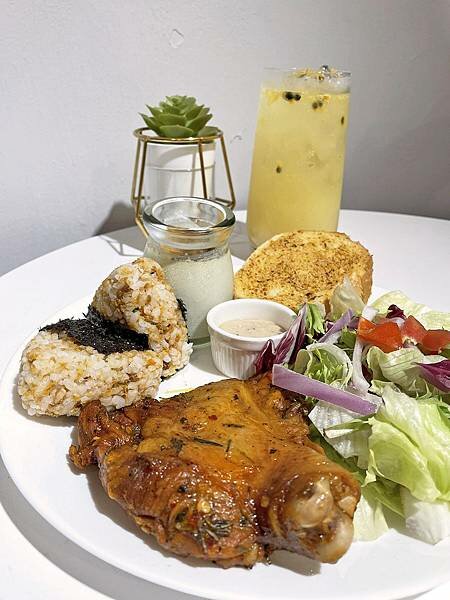 林口中山│職藝咖啡中山門市:安靜舒適的不限時質感咖啡店,看書辦公吃輕食│珍珠奶茶鬆餅、手做飯糰、百香果可爾必思氣泡飲【附菜單】