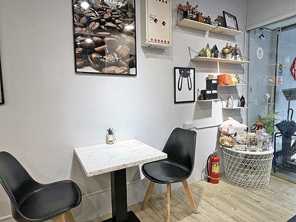 林口中山│職藝咖啡中山門市:安靜舒適的不限時質感咖啡店,看書辦公吃輕食│珍珠奶茶鬆餅、手做飯糰、百香果可爾必思氣泡飲【附菜單】