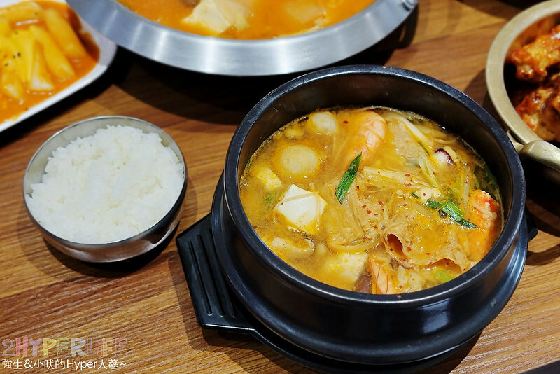 低調隱藏在透天民宅裡的韓式料理,韓式部隊鍋超大份吃起來好過癮!去高美溼地和鰲峰山走跳後可以順便來吃~