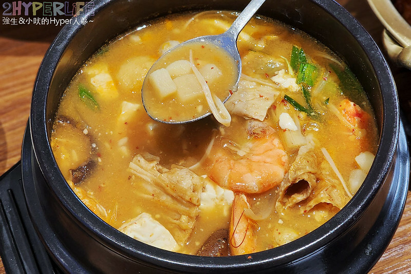 低調隱藏在透天民宅裡的韓式料理,韓式部隊鍋超大份吃起來好過癮!去高美溼地和鰲峰山走跳後可以順便來吃~