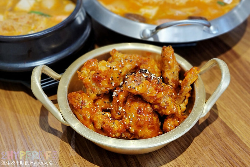 低調隱藏在透天民宅裡的韓式料理,韓式部隊鍋超大份吃起來好過癮!去高美溼地和鰲峰山走跳後可以順便來吃~