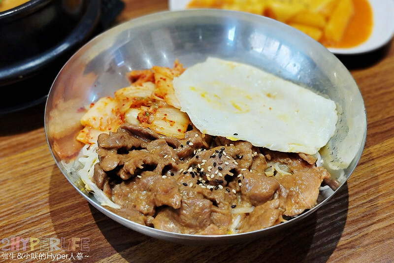 低調隱藏在透天民宅裡的韓式料理,韓式部隊鍋超大份吃起來好過癮!去高美溼地和鰲峰山走跳後可以順便來吃~