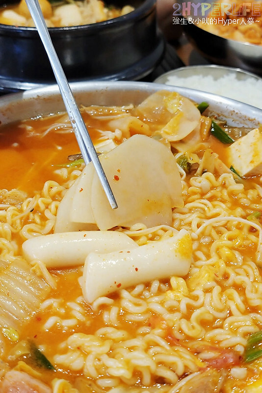 低調隱藏在透天民宅裡的韓式料理,韓式部隊鍋超大份吃起來好過癮!去高美溼地和鰲峰山走跳後可以順便來吃~